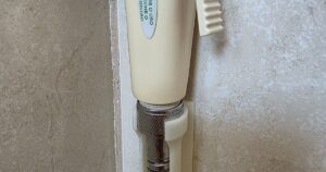 Handheld showerhead mount