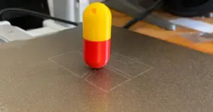 Llavero de cápsula del Dr. Mario, rojo y amarillo.