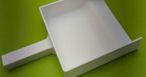 Small scoop with anti-spill ledge