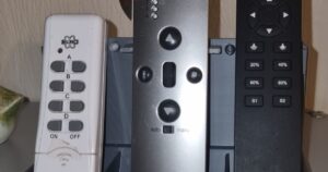 Ständer für drei Fernbedienungen