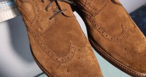 Wall-mountable levitating shoe holder