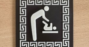 Baby Changing Station Sign - Restroom Door Plate by La Guía del Mando | Download free STL model