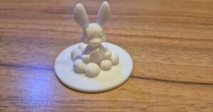 Easter Bunny coloring Eggs / Osterhase bemalt Eier