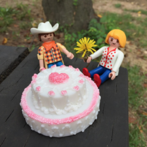 Plastic wedding cake = 3D printed + 3D pen